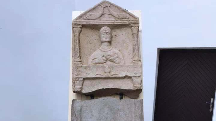 Két római kori sírkődarabot illesztettek össze Kékkúton, a Kőfeszten