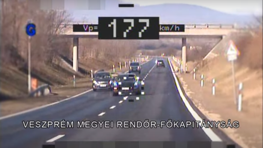 245-tel ment a 2×1 sávos 710-es úton, így próbált menekülni a rendőrök elől – videó