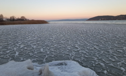 Ellepték a jégturisták a Balatont, tanácsok, ha holnap nézné meg a részben befagyott magyar tengert