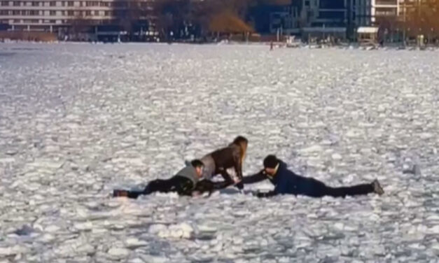 Beszakadt a Balaton jege egy férfi és egy nő alatt Siófoknál, itt a videó a mentésről