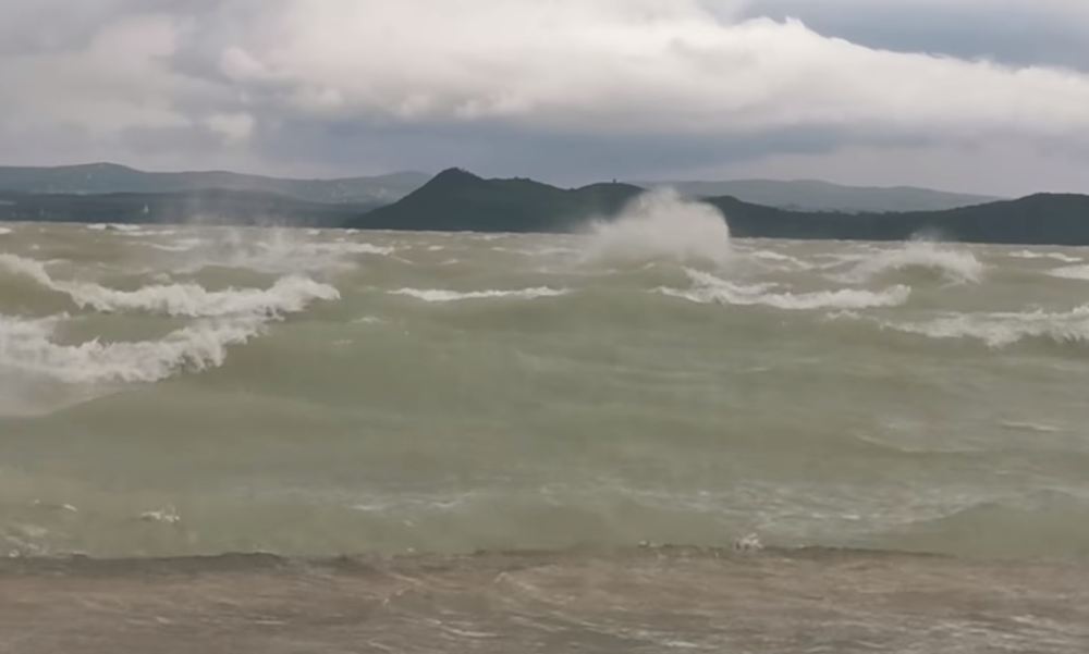 Méteres balatoni hullámokkal és havas esővel tért vissza a hideg – videóval