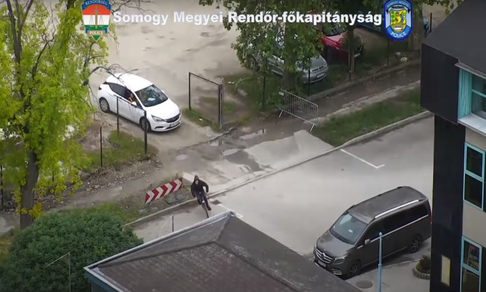 Videón, ahogy egy beszívott bringás menekül a siófoki rendőrök elől