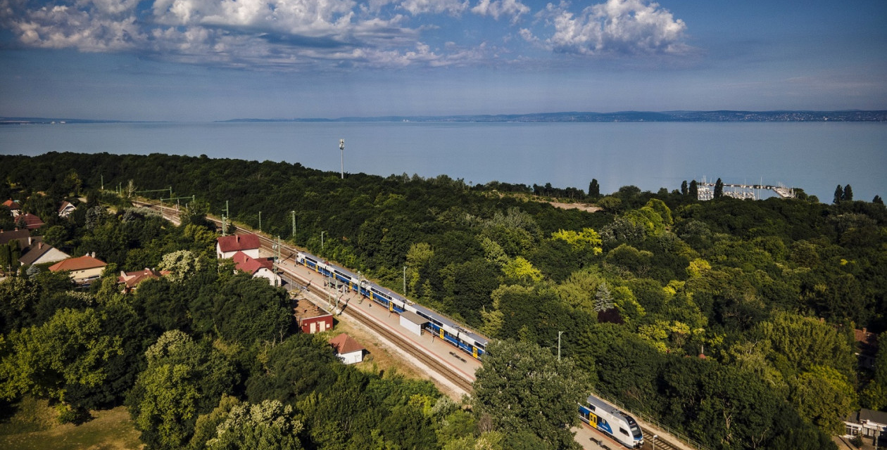 Nagy bejelentést tett a MÁV a vasárnapi, balatoni vonatokkal kapcsolatban