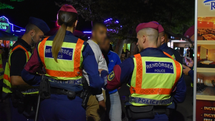 Késes verekedés Siófokon, mozgalmas hétvégéjük volt a helyi rendőröknek, volt amikor 40-en kellettek a nyugalomhoz