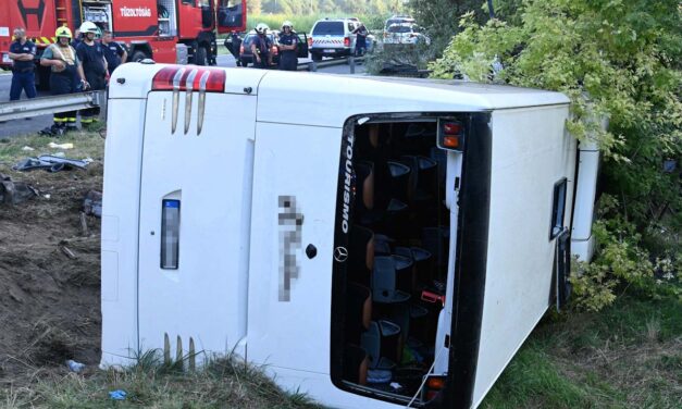A magyar közlekedéstörténet egyik legsúlyosabb tragédiája az M7-esen, 8-an meghaltak az árokba fordult buszon