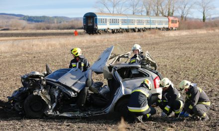 „Fiam és 3 társa 2022. jan. 1-én egy közlekedési balesetben, mint utas, életét vesztette” – petíciót indított a gyászoló édesanya, hogy sorompót állítsanak a tapolcai vasúti átkelőnél