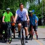 Ide még a miniszter is sportnadrágban jött: Átadták a Budapest-Balaton kerékpárút első, 22 km-es csodaszép szakaszát, Gulyás Gergely bringán érkezett az átadóra