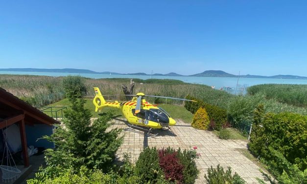 Családi ebéd közben szállt le egy nyaraló udvarán a mentőhelikopter Balatonfenyvesen, a közeli strandra riasztották az életmentőket