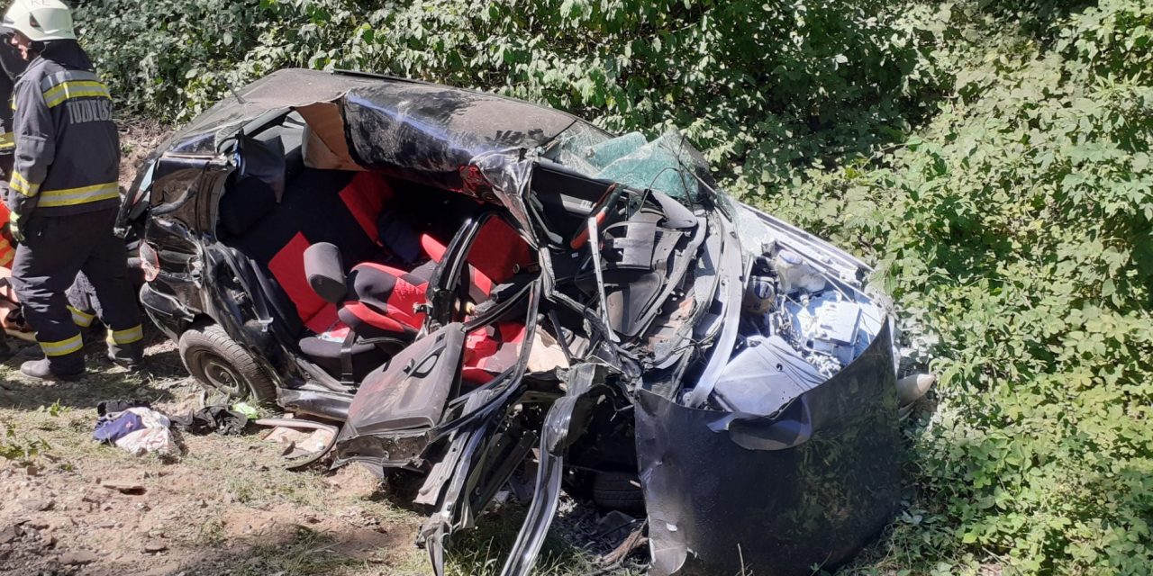 Tinédzser vesztette életét, amikor autójuk nem fért át a vonat előtt Keszthelyen