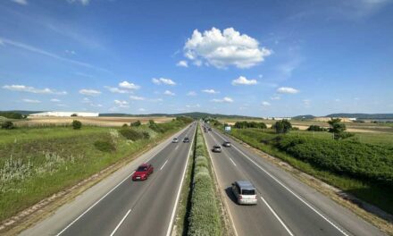 Örülhetnek a Balatonra utazó autósok: Magyarországon is bevezetik az egynapos autópálya matricát, már az árát is tudjuk