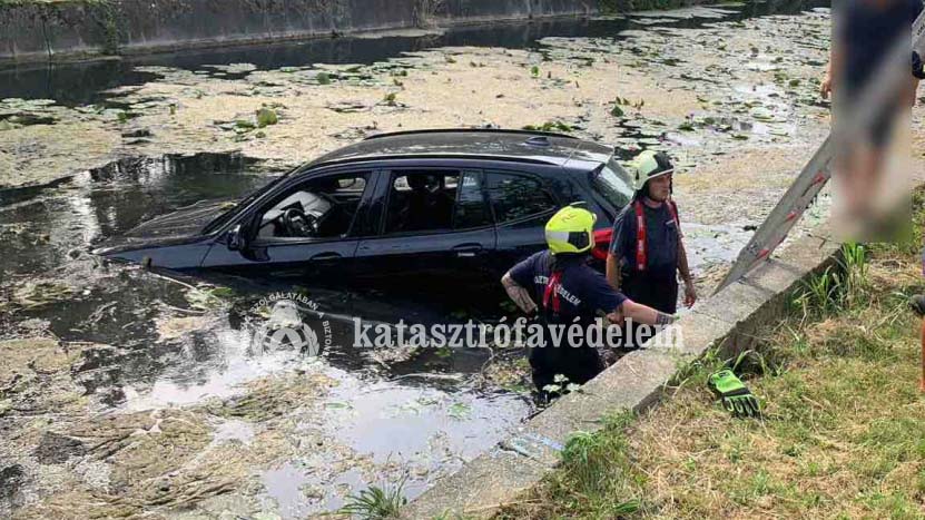 Elképesztő! A fék helyett a gázra lépett a BMW X3 ukrán női sofőrje, a patakból kellett kimenteni Hévízen