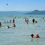 „Hasra fordult és elmerült” – rosszul lett a vízben egy férfi a balatonszárszói strandon, a vendégek húzták partra