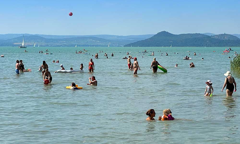 „Hasra fordult és elmerült” – rosszul lett a vízben egy férfi a balatonszárszói strandon, a vendégek húzták partra