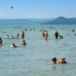 Így lehet gyerekkel biztonságos a vízparti nyaralás a szakértő szerint