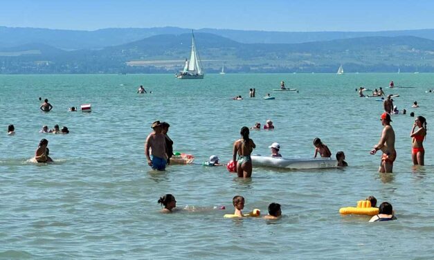 Életveszélyes dolgot művelnek a gyerekek a Balatonban, súlyos sérülést okozhatnak, combnyaktörés is lehet a vége