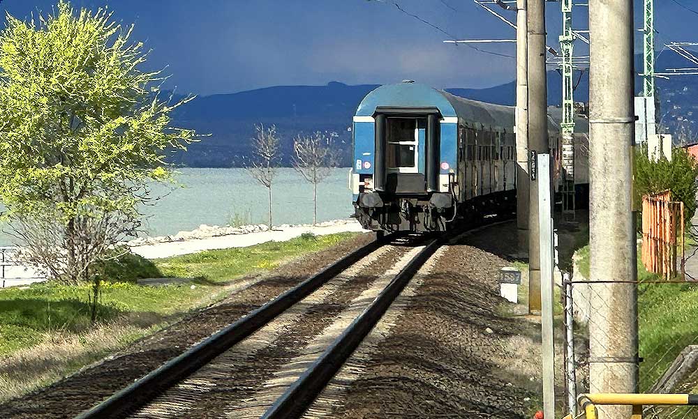 Kánikula a MÁV-nál: 10 nap alatt 10 ezernél több járat késett, az utasok a balatoni vonalon inkább a buszt választották