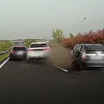 Új fejlemény: Nyilvánosságra került egy újabb videó az M7-esen az autók közé csapódó luxus Audi tarolásáról