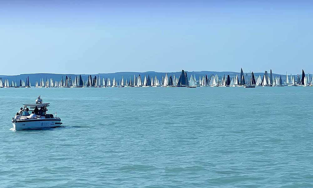 Kékszalag: Elrajtolt a mezőny Balatonfüredről, 2500 versenyző szeli a habokat