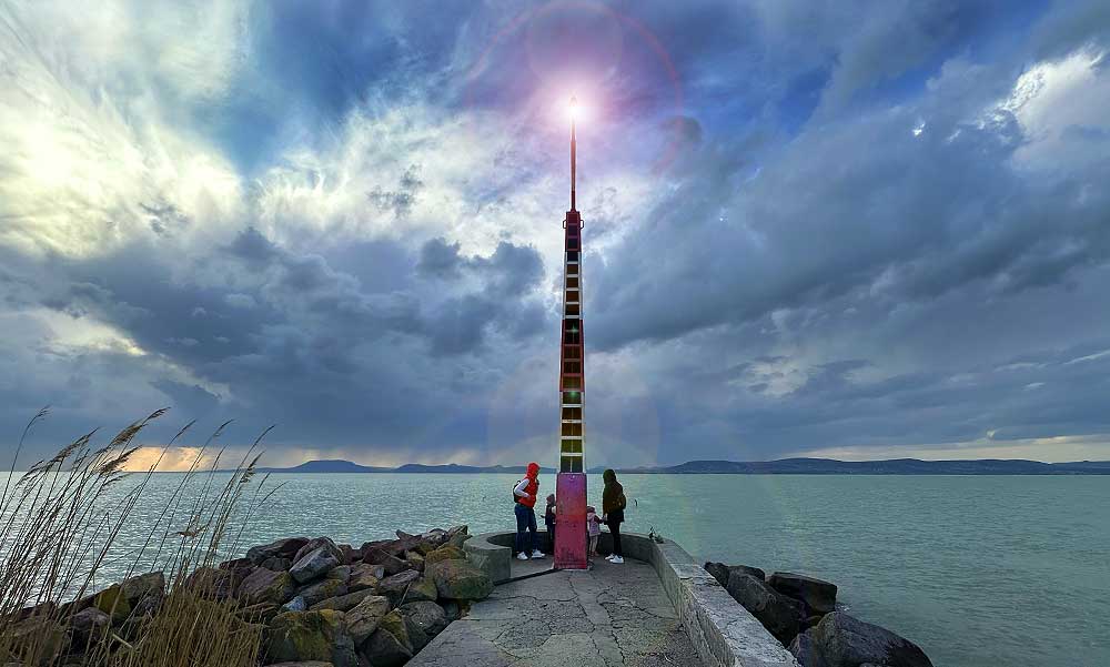 Életmentő fények a Balatonon: Minden, amit a balatoni viharjelzésről tudni kell