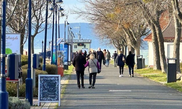 Odacsapnak az autósoknak a Balatonnál: Az év minden napján fizetős lesz a parkolás az egyik legnépszerűbb üdülőhelyen