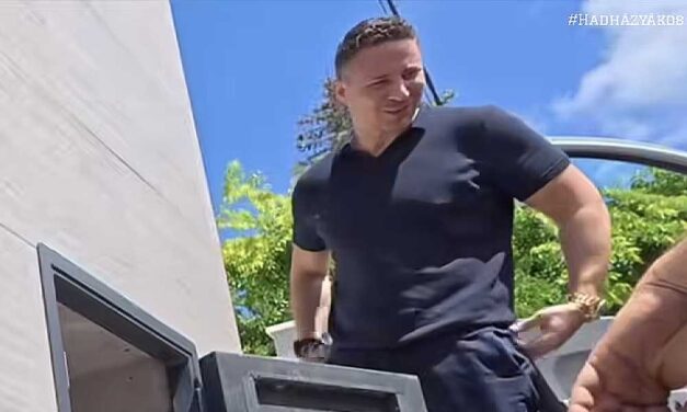 Bilincs helyett aranyórával a kezén viccelődik a siófoki luxusnyaralójában a korrupt végrehajtói kar vezetője, Schadl György – Videó