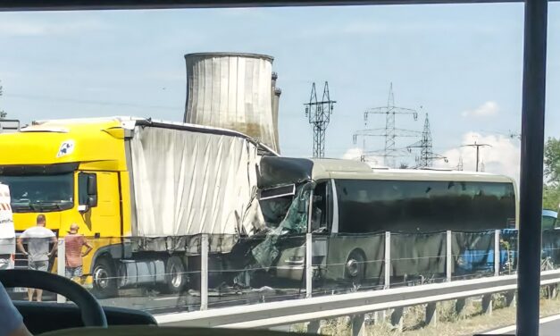 Súlyos baleset Várpalotánál: több mentő és helikopter is a helyszínre érkezett, miután egy busz belerohant egy álló kamionba