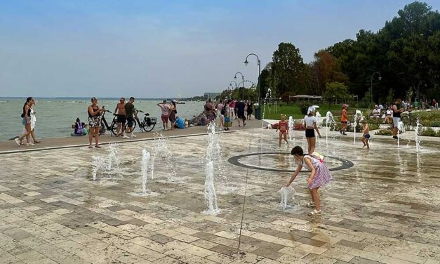200 ezer forint sérelemdíjat kér a Siófok városától egy budapesti nő, mert lespriccelte a rózsakerti szökőkút: megszólalt a polgármester
