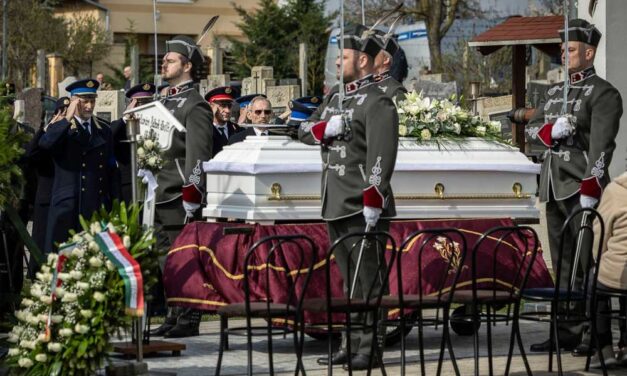 Hófehér koporsóban helyezték örök nyugalomra Zalavári Bálintot, a 22 éves veszprémi rendőrt szolgálat közben gázolta halálra egy autós