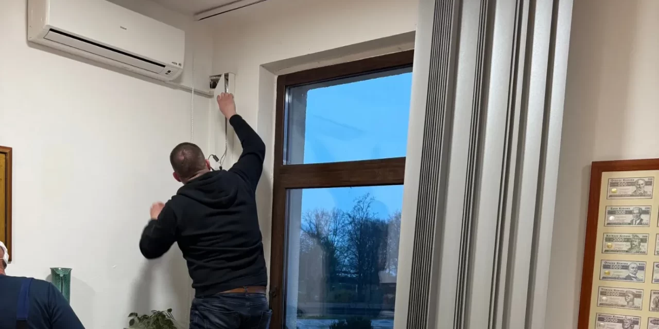 Rejtett kamera a klímában: elítélte a bíróság Balatonalmádi volt polgármesterét, aki megfigyelte a jegyzőt