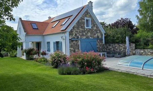 Eladó lett Varga Judit és Magyar Péter balatonhenyei álomhaza