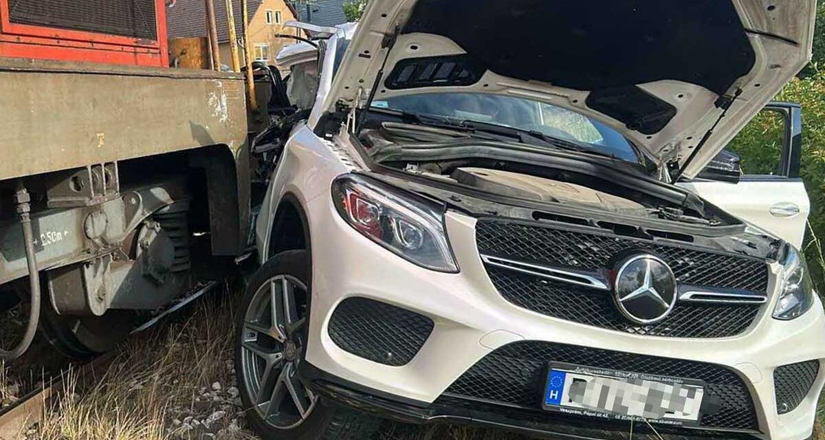 Vonatbaleset Eplényben: rommá törte a szerelvény a luxus Mercedest, ez az ára a figyelmetlenségnek