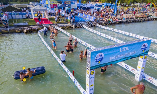 SUP-pal is át lehet úszni a Balatont július 31-én