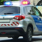 Dráma a siófoki Tescoban: félrenyelte a gumicukrot a kisfiú, szirénázó rendőrautó vitte a kórházba