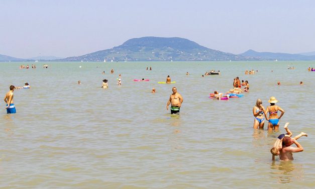 Hamarosan kiderülhet, melyik a legjobb strand a Balatonnál: 43 fürdőhely indul a Kék Hullám Zászlóért