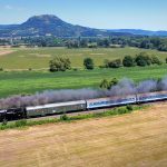 Óriási vasúti fejlesztést ígér a Balaton körül Navracsics Tibor, aki nagyon sajnálja, hogy Tapolca és Budapest között ma is szinte ugyanannyi ideig tart a vasúti utazás, mint száz évvel ezelőtt