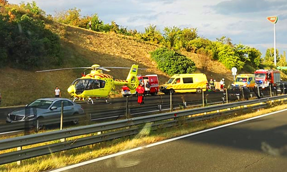 Súlyos baleset az M7-esen, lezárták az autópályát, mentőhelikopter a helyszínen