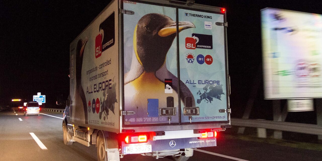 Pingvines autó hozta kora reggel a várva várt vakcinát Magyarországra