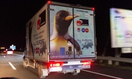 Pingvines autó hozta kora reggel a várva várt vakcinát Magyarországra