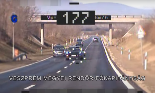 245-tel ment a 2×1 sávos 710-es úton, így próbált menekülni a rendőrök elől – videó