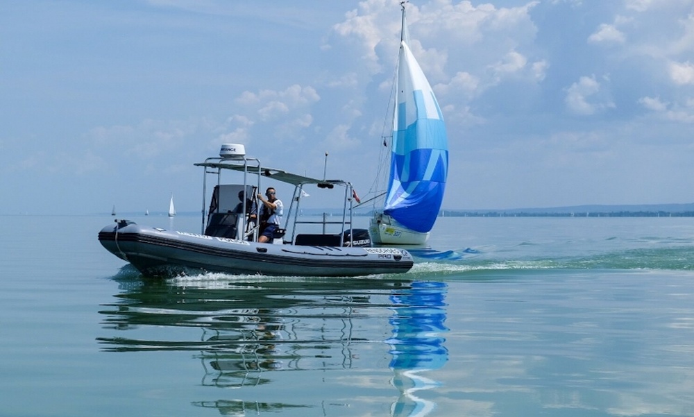 Életmentés a Balatonnál: horgászt mentettek ki a tóból a vízirendőrök