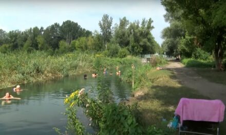Gyógyvizes szabadstrand vonzza a fürdőzőket a Balaton közelében