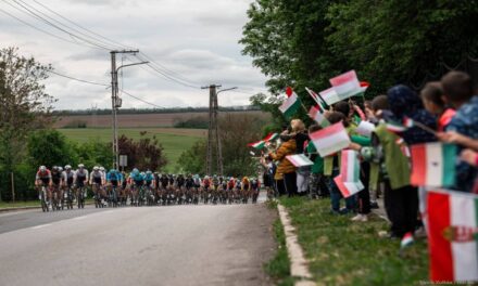 Balatonfüredről startolt a Tour de Hongrie második szakasza: így alakul át a közlekedés a Balatonnál
