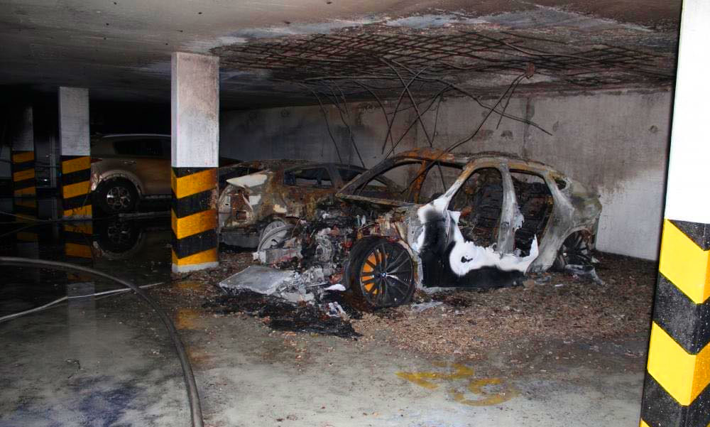 Autók lángoltak egy balatonfüredi mélygarázsban, rejtély, hogy miért gyulladtak ki