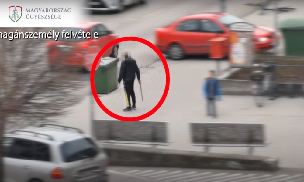 Videón a haragosára sodrófával támadó férfi, aki a nyílt utcán rendezett balhét Tapolcán