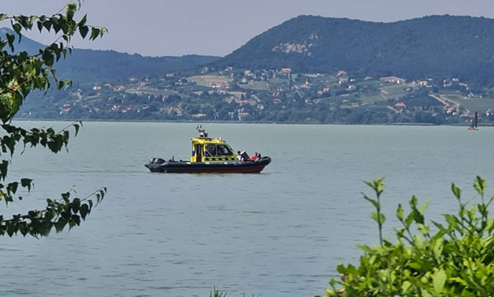 13 éves szörföst húztak ki a Balatonból a vízimentők, a szombati vihar miatt 15-en kerültek bajba