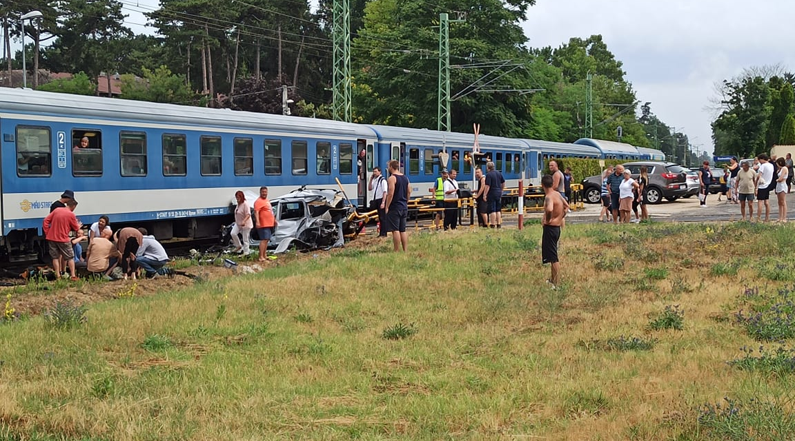 Vonattal ütközött egy autó Siófokon, teljesen felborult a menetrend