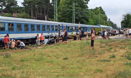 Vonattal ütközött egy autó Siófokon, teljesen felborult a menetrend