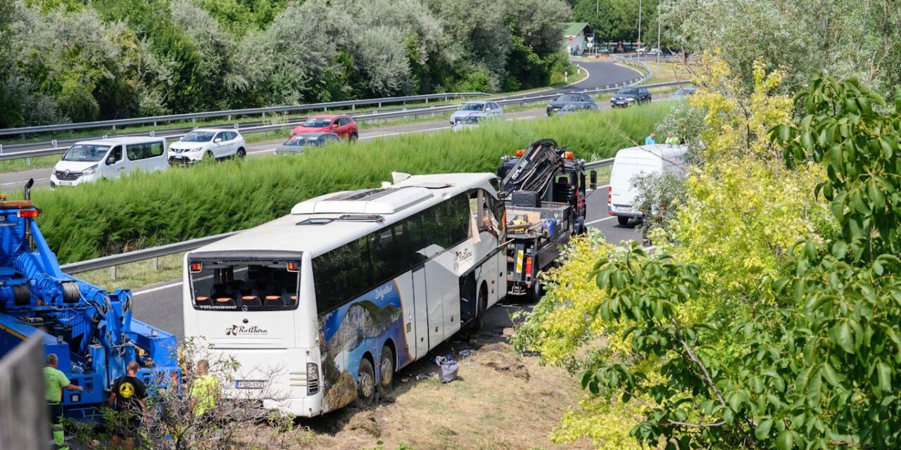 Még mindig nehéz hazajutni Budapestre a Balatontól a tegnapi halálos buszbaleset miatt