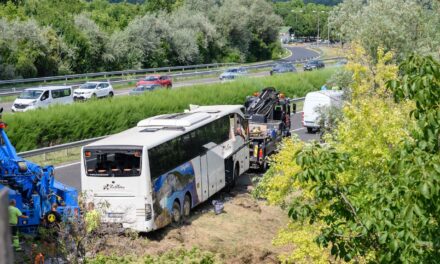 Még mindig nehéz hazajutni Budapestre a Balatontól a tegnapi halálos buszbaleset miatt