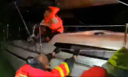 Drámai mentőakció a viharos Balatonon, rekord erősségű szél csapkodta a hajókat, a vízimentők kitettek magukért